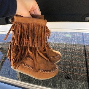 Toddler fringe boots size 6